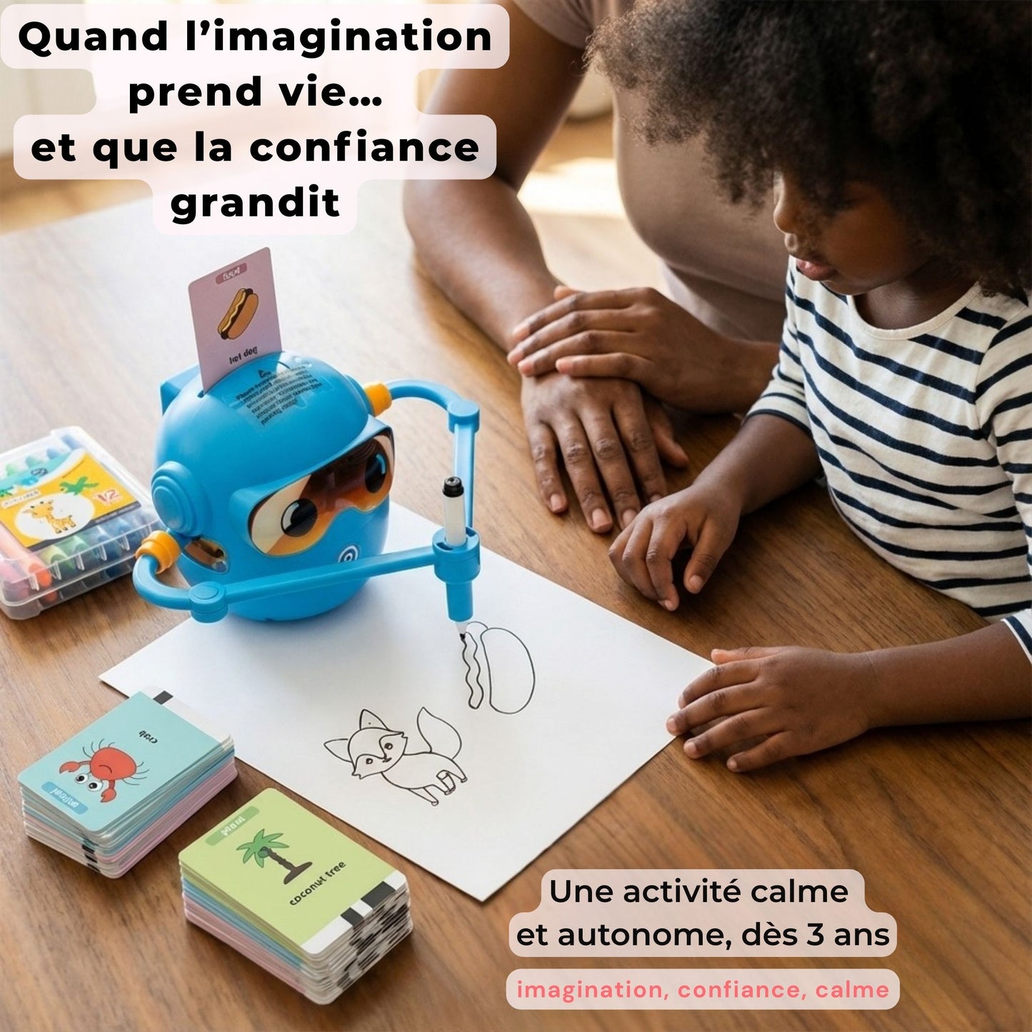 Enfant captivé par le fonctionnement de Mineo, robot dessinateur sans écran.